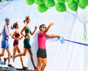 Dank des „Foto-Points“ muss auch bei der virtuellen RhönEnergie Challenge niemand auf den Zieleinlauf am Rosenbad verzichten. Foto: RhönEnergie Fulda / Burkhard Beintken
