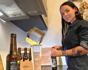 Die Fuldaer Ideenagentur SCHOENE AUSSICHT gehört zu den Gewinnern des diesjährigen Deutschen Agenturpreises. Die Auszeichnung würdigt die Markenexperten für den gelungenen Außenauftritt von Hunfelt Braeu.