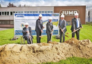 Den Startschuss für die Erweiterung der JUMO Automation PGmbH in Eupen gaben (von links): Karl-Heinz Klinkenberg (Bürgermeister Eupen), Bernhard Juchheim (geschäftsführender Gesellschafter der JUMO Unternehmensgruppe), Bruno Radermacher (Geschäftsführer der JUMO Automation PGmbH), Philippe Felten (Präsident des Unternehmerverbandes AGORIA Wallonie) und Rainer Riedl (JUMO Exportleiter).