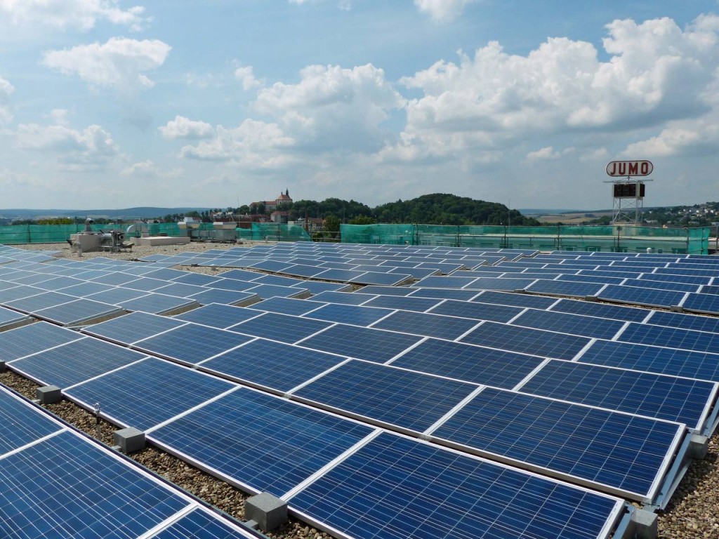 416 Sonnenkollektoren liefern auf einer Fläche von über 600 Quadratmetern bei JUMO Strom für den Eigenbedarf. JUMO_PI_Photovoltaik
