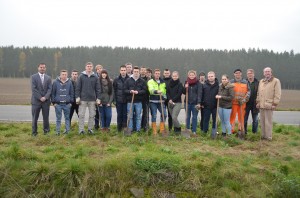 Gut gelaunt wurden die 600 Bäume eingepflanzt: (v.li) Steffen Mossbacher, Werkleiter der STI Group in Lauterbach mit  16 Vogelsberger Auszubildenden, Ingo Appel vom Bauhof Lauterbach (3. v.re), Umweltbeauftragter der Stadt Lauterbach Dr. Dieter Janssen und Bürgermeister Rainer-Hans Vollmöller 