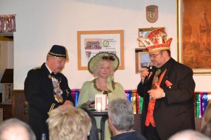 Axel Elm (rechts) führte in die Gepflogenheiten der Fuldaer Fastnacht ein. Die Bürgermeisterin der Brunnenzeche und der Vorsitzende des Türkenbundes assistierten.