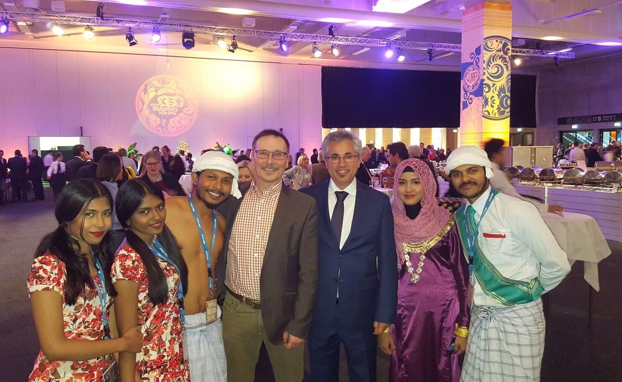 Die L.A.N.-Geschäftsführer Michael Haeuser und Esmail Akbari (Vierter und Fünfter von links) mit einer Abordnung der Malediven auf der ITB 2016