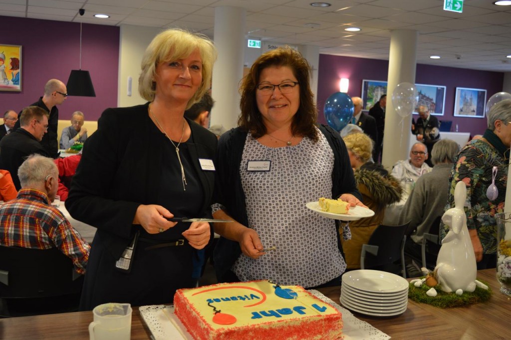 Centrumsleiterin Cindy Ritter-Birnbach und Andrea Möller-Fleck (Soziale Betreuung) schneiden die Jubiläumstorte an.