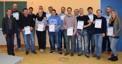 Erfolgreiche Absolventen des Lehrgangs „Barrierefrei Bauen und Wohnen“ (vorne links: Seminarleiter Dr. Matthias Joseph, Handwerkskammer Kassel)