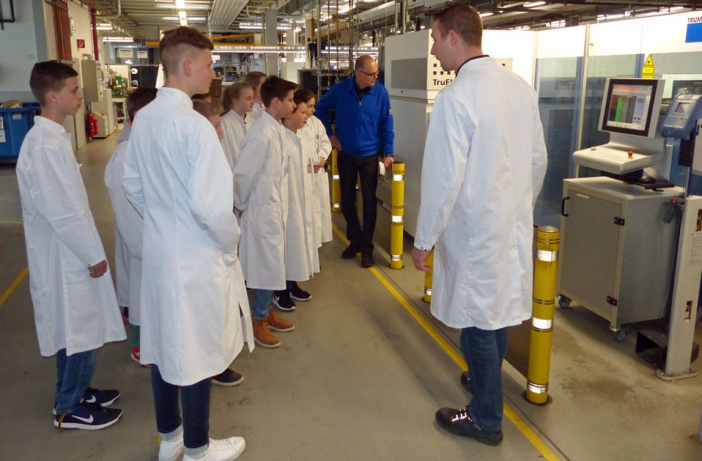 Im Rahmen einer Betriebsbesichtigung wurde den Teilnehmerinnen und Teilnehmern des Girls‘ und Boys‘ Day bei JUMO unter anderem eine moderne Laserschneidanlage vorgestellt.