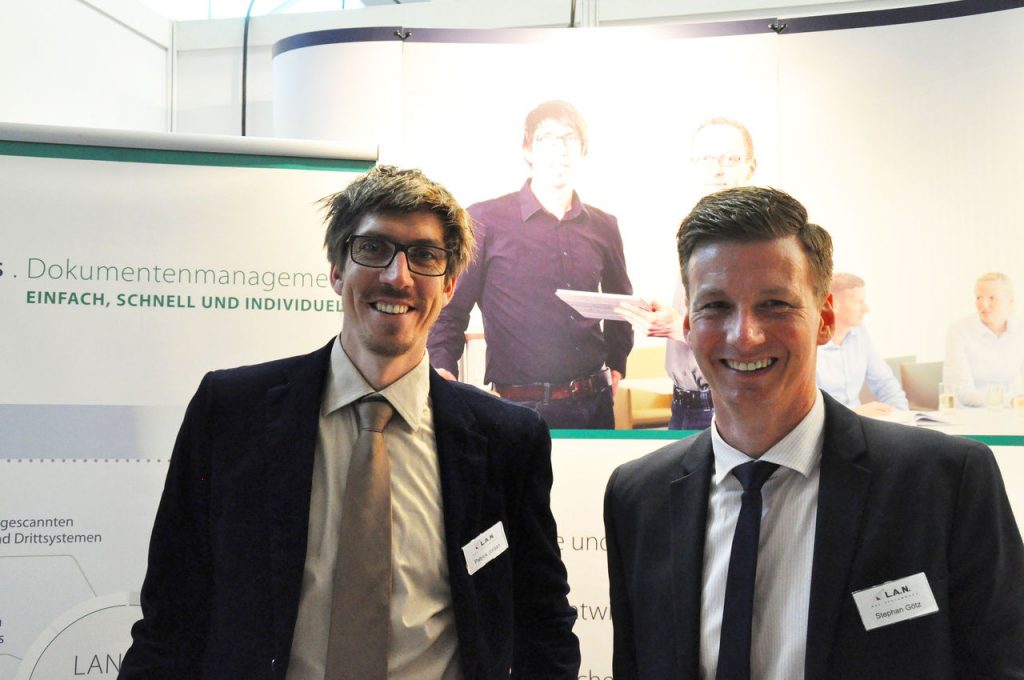 Stephan Götz (rechts) und Patrick Jordan (links) beraten bei der fibit ´16 Interessierte zu kaufmännischer Software für Mittelständler