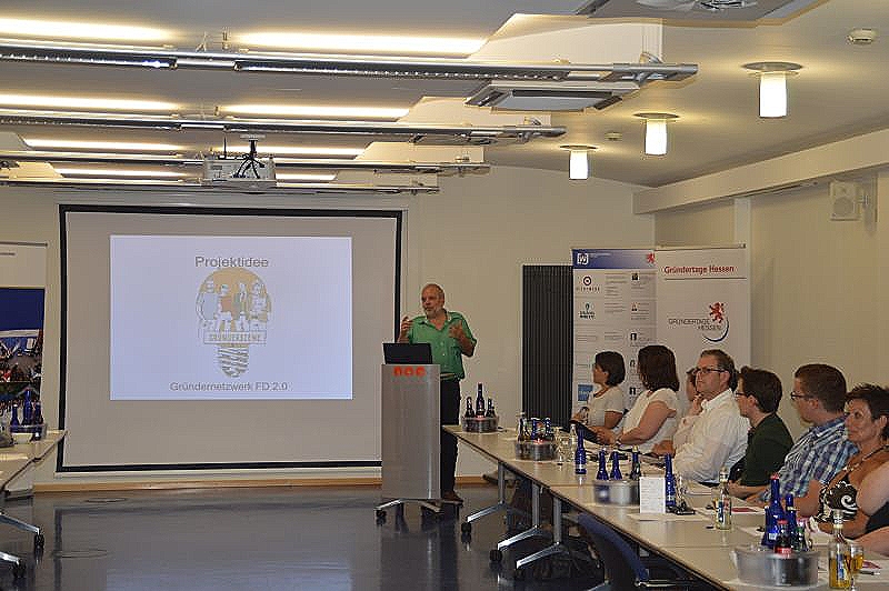 Im Rahmen der Auftaktveranstaltung zum Hessischen Gründerpreis stellte Regionalmanager Christoph Burkard das Konzept „Gründernetzwerk 2.0“ vor. Foto: Standortmarketing GbR