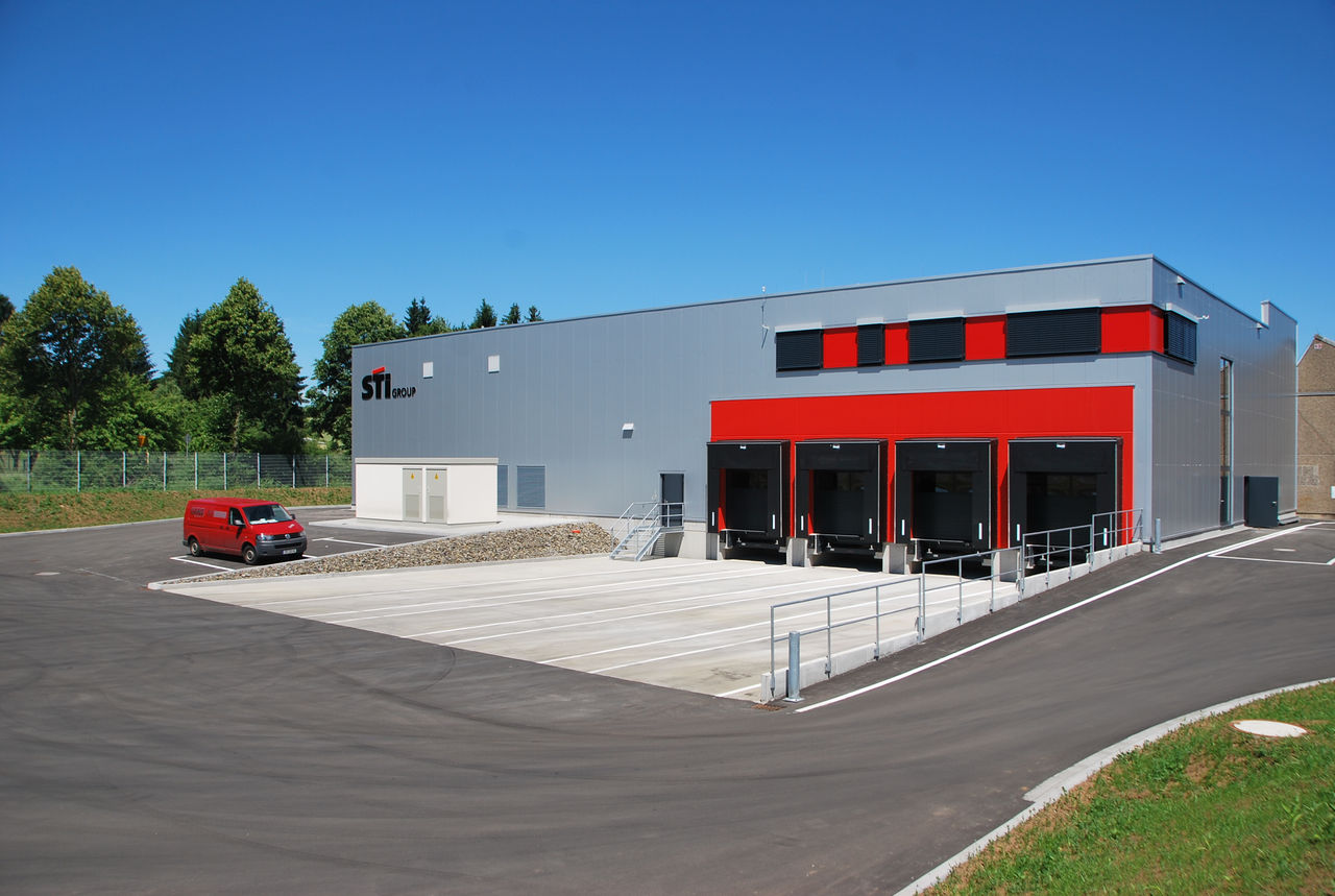 Die neue Logistikhalle mit vier Laderampen und Platz für bis zu 3.000 Paletten Rohmaterial.