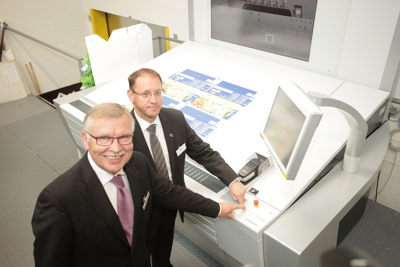 Auf los geht`s los –Norbert Dietz, Leiter technische Projekte und Werkleiter Michael Busold starten symbolisch die neue Hochleistungs-Druckmaschine „Heidelberger Speedmaster XL“.
