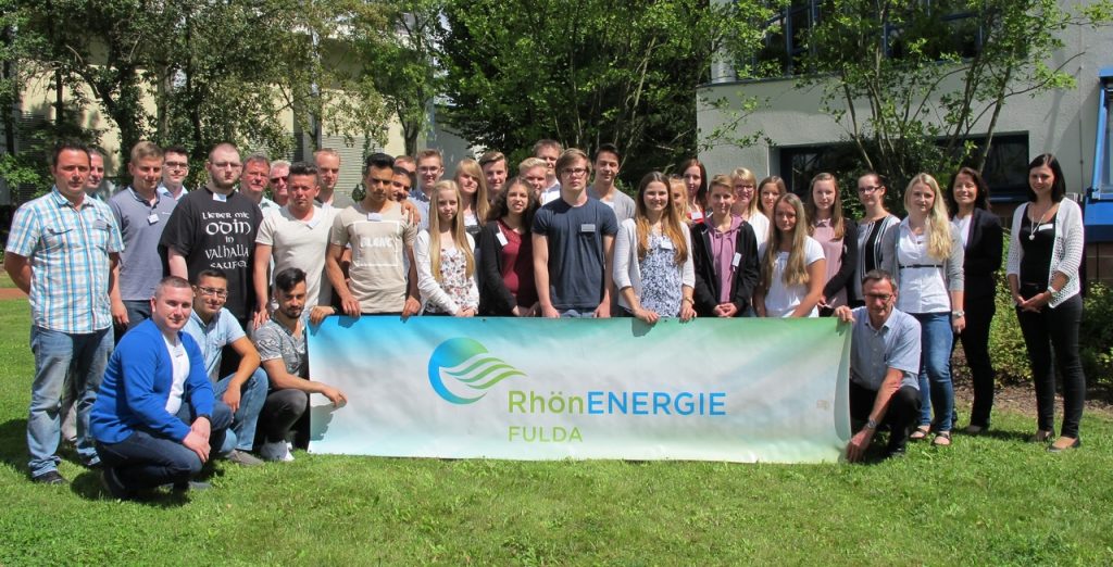 Wurden an ihrem ersten Ausbildungstag bei der RhönEnergie Fulda-Gruppe mit einem Einführungsprogramm empfangen: 30 junge Menschen – mit auf dem Bild sind auch die Ausbilder für die jeweiligen Bereiche. Foto: RhönEnergie Fulda