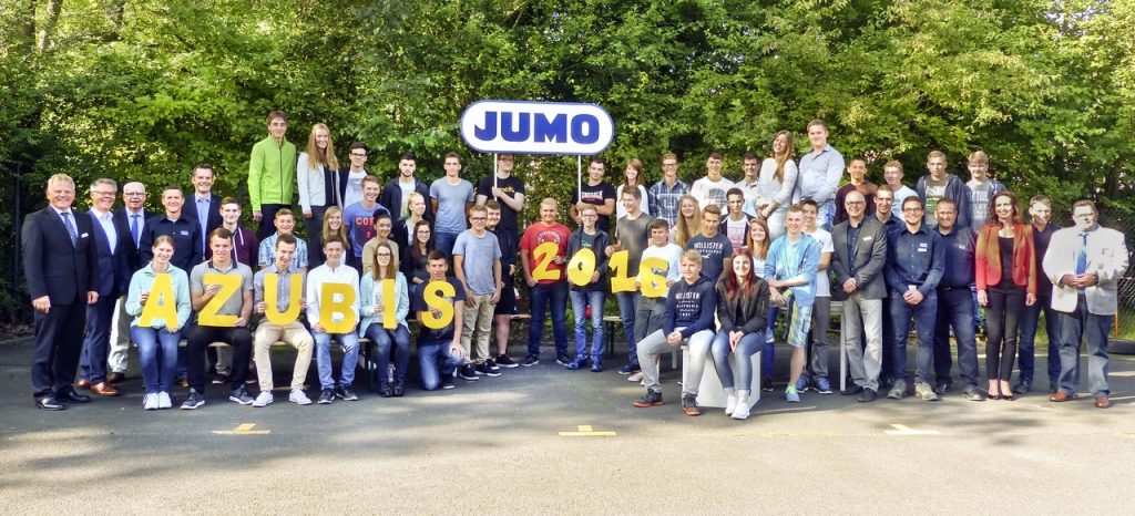 40 neue Auszubildende und DH-Studenten wurden von der JUMO-Geschäftsleitung und ihren Ausbildern am 1. August 2016 zum Start in ihren neuen Lebensabschnitt begrüßt.