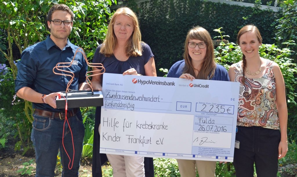 Die Spendenübergabe an den Verein „Hilfe für krebskranke Kinder Frankfurt e.V.“. Von links nach rechts: Raphael Gutmann (gewerblicher Ausbilder bei JUMO), Karin Reinhold-Kranz (Vorstandsvorsitzende des Vereins), Madeleine Breitung und Leona Wiegand (JUMO Jugend- und Auszubildendenvertretung)