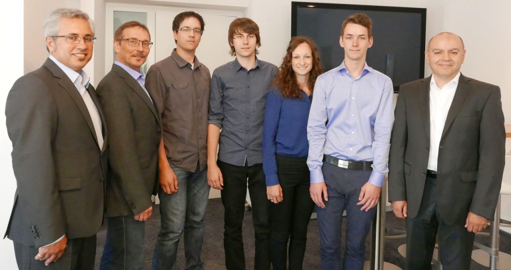 Die Geschäftsführer Esmail Akbari (Erster von links), Michael Haeuser (Zweiter von links) und Oualid Nouri (Erster von rechts) mit den Azubis Jonas Hilberg, Lukas Müller, Eva Werner und Johann Czarkowski (von links)