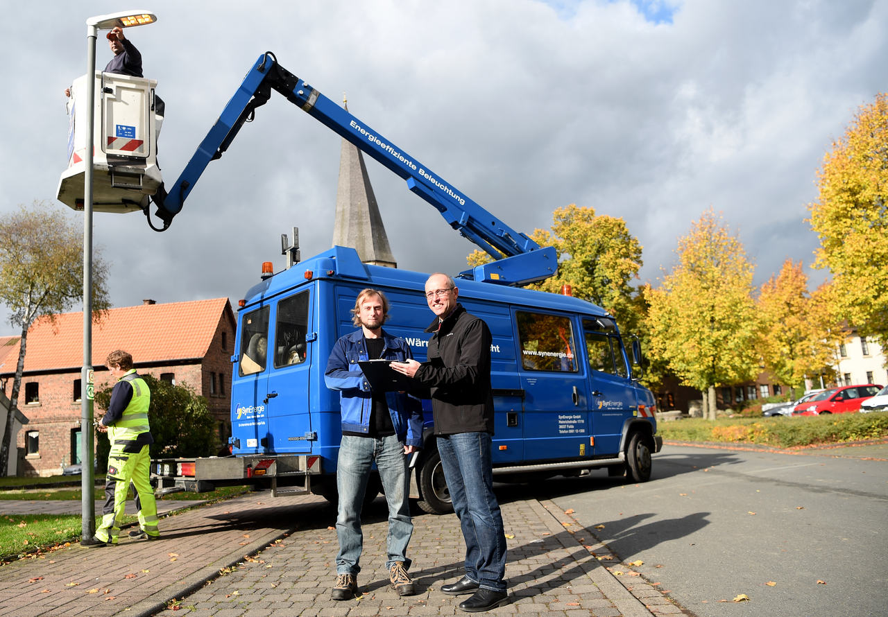 Zufriedene Beteiligte: Rasdorf hat seine Straßenbeleuchtung mit der RhönEnergie Fulda umfassend erneuert. Im Vordergrund: Bürgermeister Jürgen Hahn (r.) und Techniker Michael Kottusch. (Foto: RhönEnergie Fulda / Marzena Seidel)