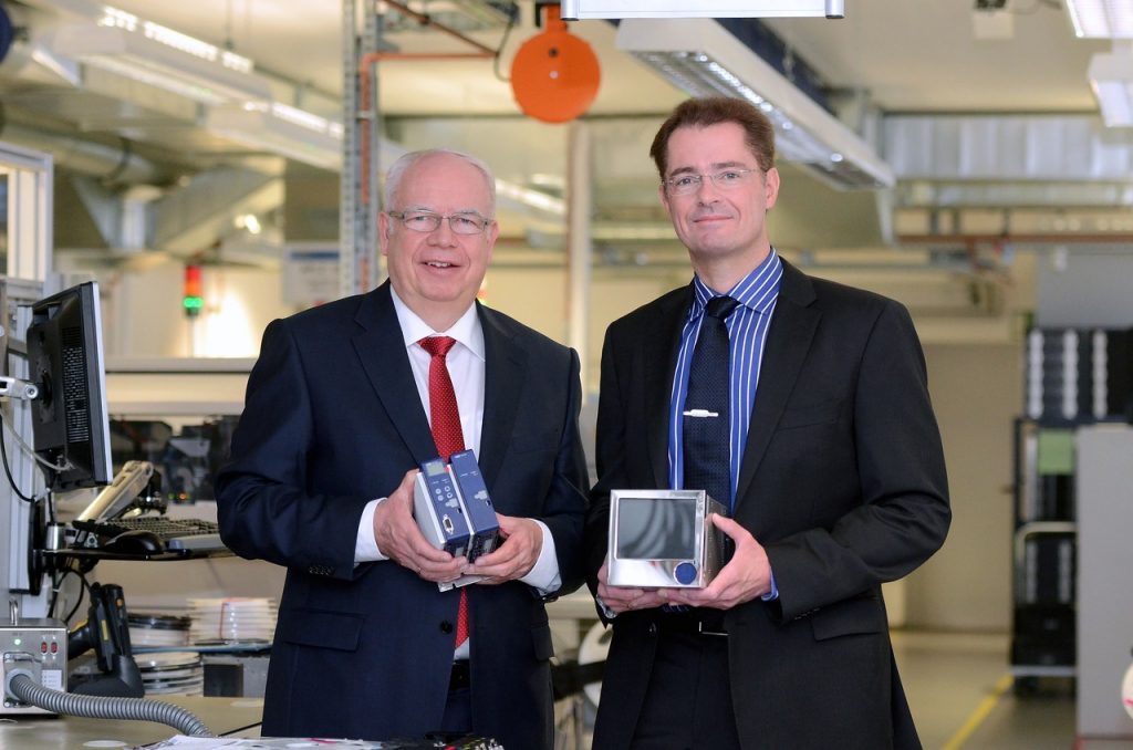 Bernhard (links) und Michael (rechts) Juchheim mit moderner Mess- und Regeltechnik, die JUMO zu den innovativsten Mittelständlern Deutschlands macht.