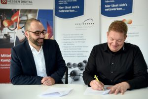 Christian Marth (links) und Michael Frohnapfel bei der Unterzeichnung der Kooperationsvereinbarung