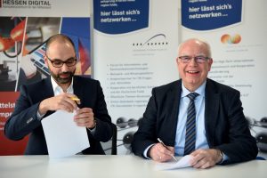 Christian Marth (links) und Bernhard Juchheim bei der Unterzeichnung der Kooperationsvereinbarung.