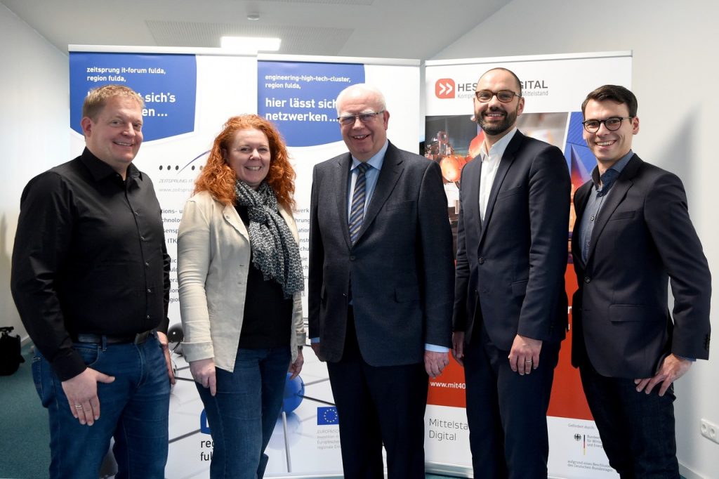 Die Verantwortlichen von Engineering-High-Tech-Cluster, Zeitsprung und Kompetenzzentrum freuen sich auf eine gute Zusammenarbeit (v.l.n.r.): Michael Frohnapfel, Petra Koch (beide Zeitsprung IT-Forum Fulda), Bernhard Juchheim (Engineering-High-Tech-Cluster), Christian Marth (Mittelstand 4.0-Kompetenzzentrum Darmstadt) und Christian Vey (Engineering-High-Tech-Cluster)