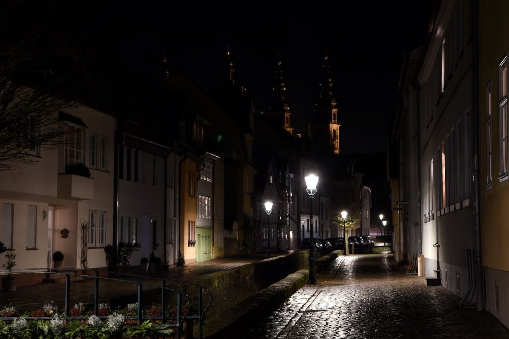 Ansprechendes Ambiente: Dezent beleuchtet kommen Altstadt-Gassen nachts viel besser zur Geltung.