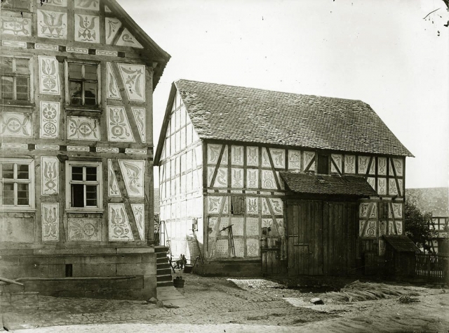 Wohnhaus und Scheune mit Kratzputz in Ebsdorf, Foto etwa 1869 von  Ludwig Bickell