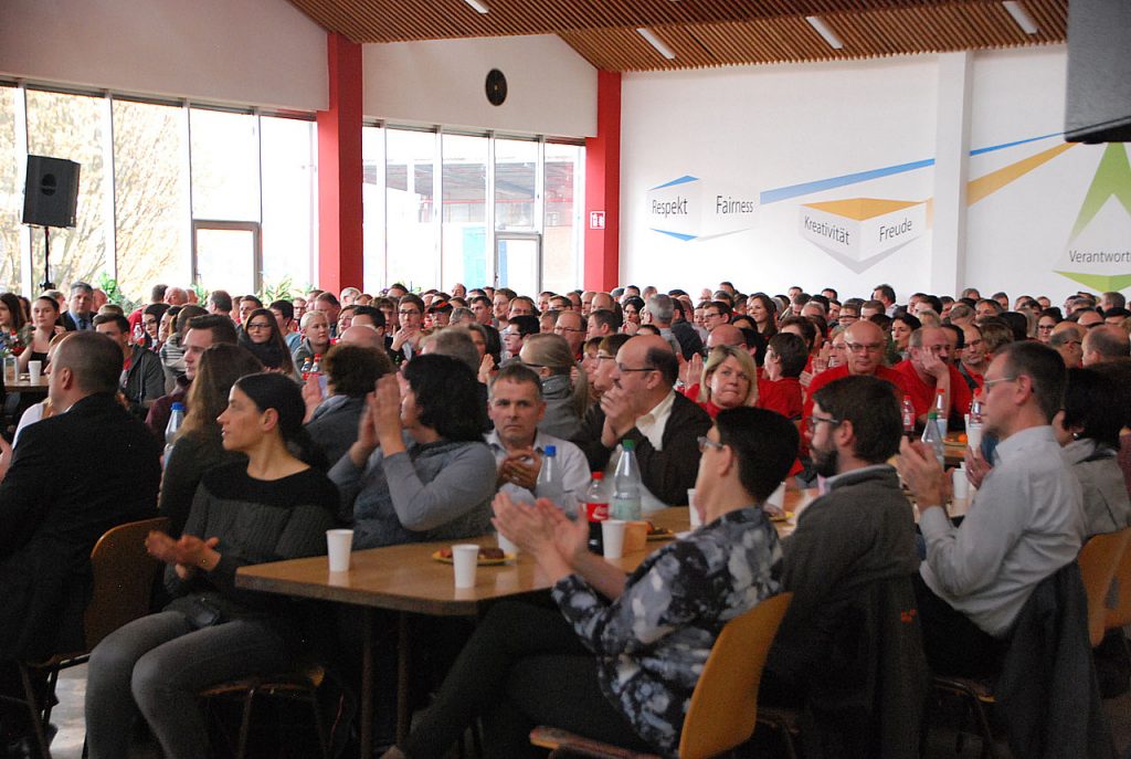Die Kantine des Lauterbacher Werks war voll besetzt.