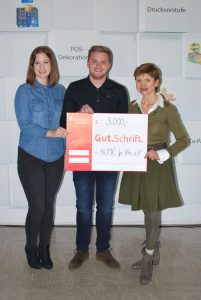 Die Auszubildenden Lisa Künzl und Moritz Caspar übergeben den Gewinn aus der Tombola zum Tag der offenen Tür symbolisch an Dr. Kristina Stabernack. Die 3.000 Euro fließen über die Stiftung Home for Kids e.V. in die Behandlung traumatisierter Kinder.
