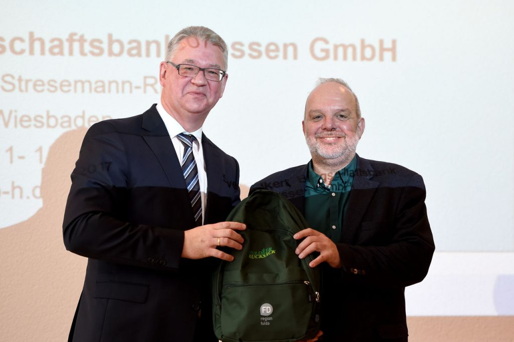 2.Sven Volkert (links) nahm einen gut gefüllten Fuldaer Rucksack aus den Händen von Christoph Burkard mit nach Wiesbaden. Foto: Marzena Seidel