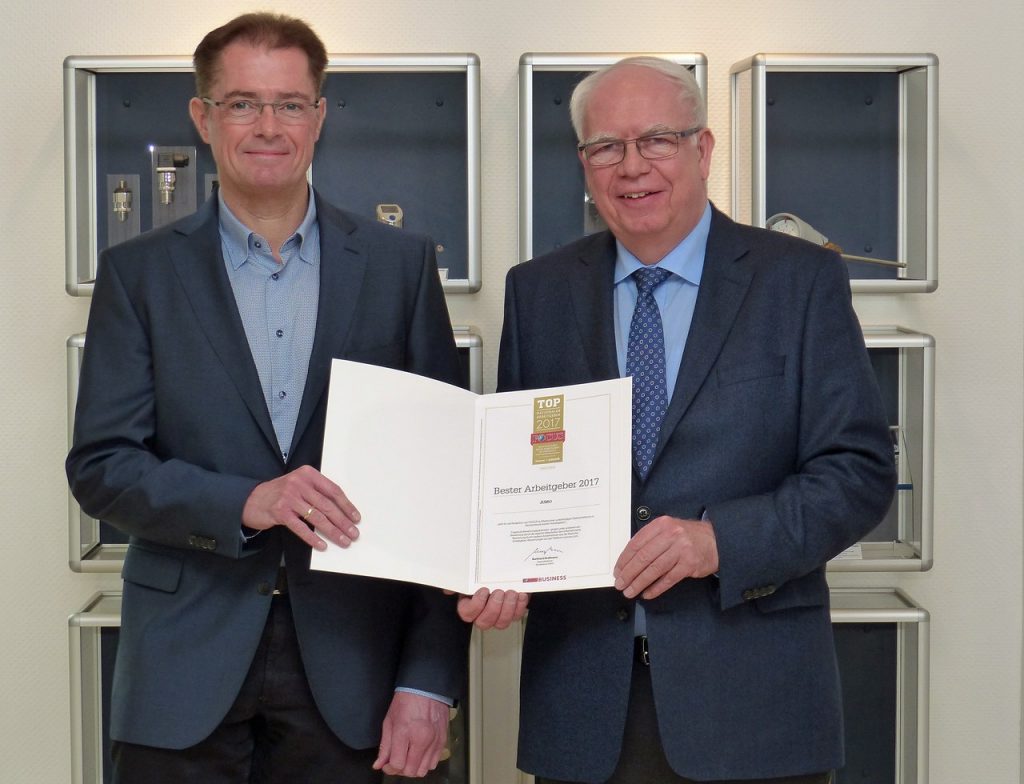 Michael (links) und Bernhard (rechts) Juchheim mit der FOCUS-Urkunde „Bester Arbeitgeber 2017“.