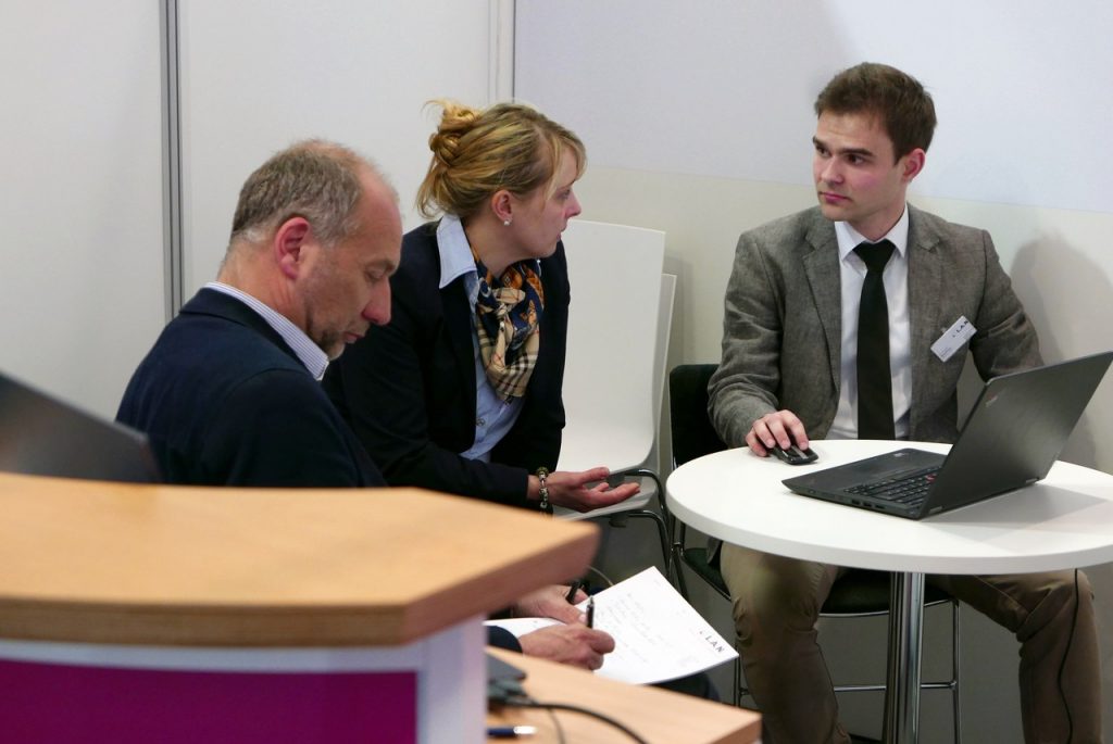 Fachinformatiker Daniel Meister (rechts) im Messe-Gespräch