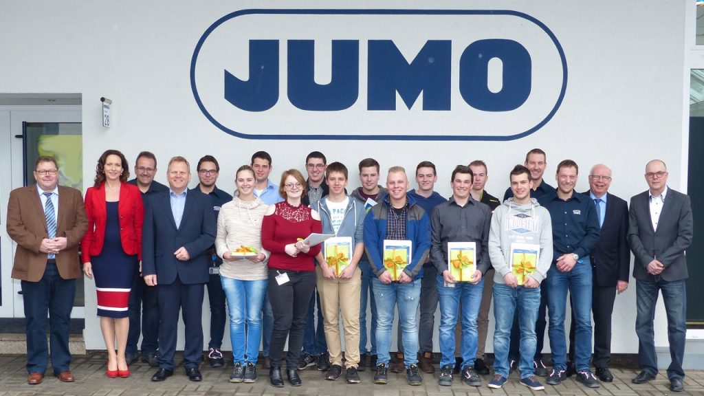 11 JUMO-Auszubildende wurden mit einer Feierstunde ins Berufsleben verabschiedet.