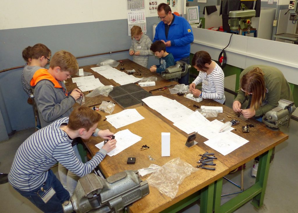 Techniker von morgen“ gemeinsam mit JUMO-Ausbilder Frank Decher beim Girls‘ und Boys‘ Day 2017