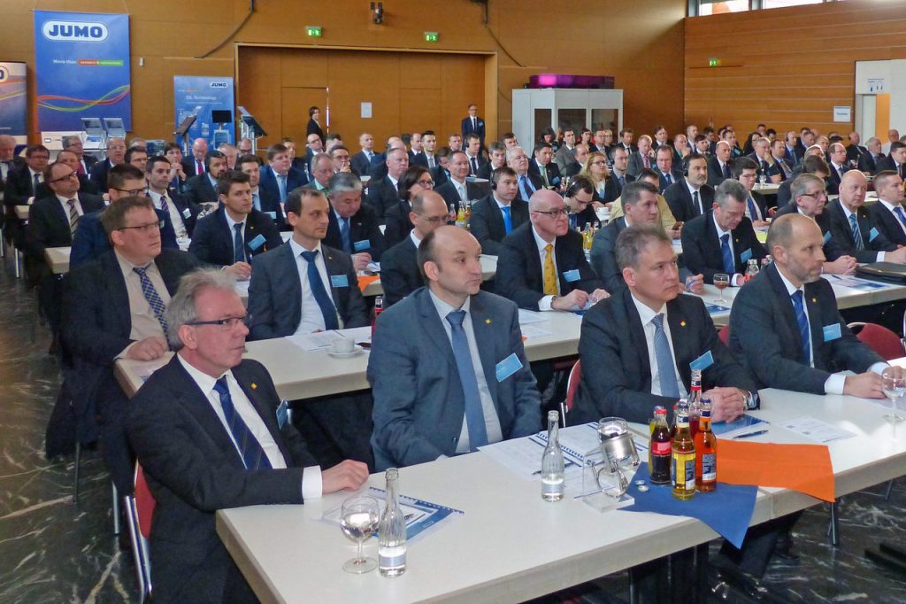 Mitarbeiterinnen und Mitarbeiter aus 30 Ländern konnten im Probsteihaus Petersberg zu den International Sales Meetings 2017 begrüßt werden. (Foto: Jumo)