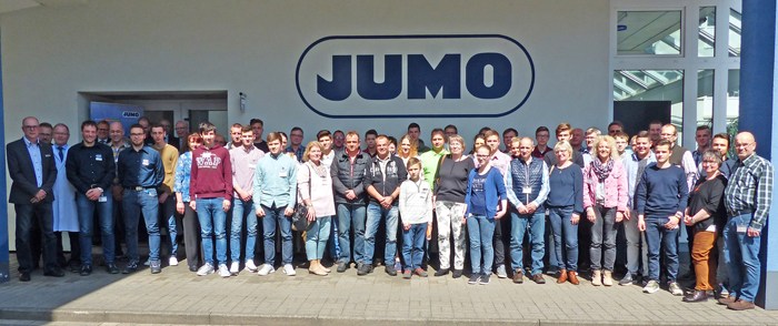 Die zukünftigen gewerblichen JUMO-Azubis mit Ihren Eltern.