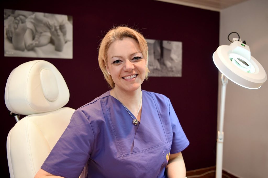 Kerstin Wieloch in ihrem Studio für Fußpflege und Kosmetik in Petersberg
