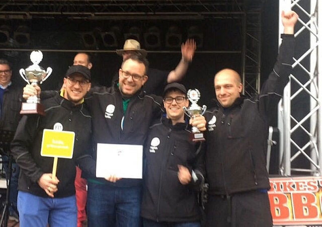 Die glücklichen Sieger mit den Siegerpokalen (von links: Christian Kiel, Alexander Wuttke, Sebastian Klinzing und Thorsten Kröger, es fehlt Timo Rübsam)