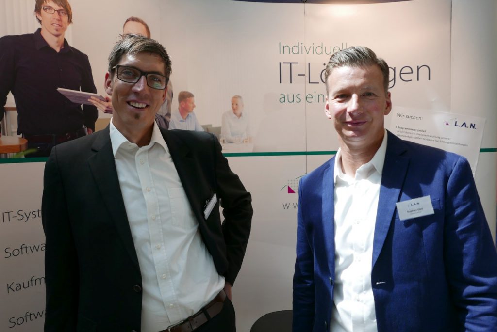 Patrick Jordan (links) und Stephan Götz (rechts) beraten bei der fibit Interessierte zu kaufmännischer Software für Mittelständler