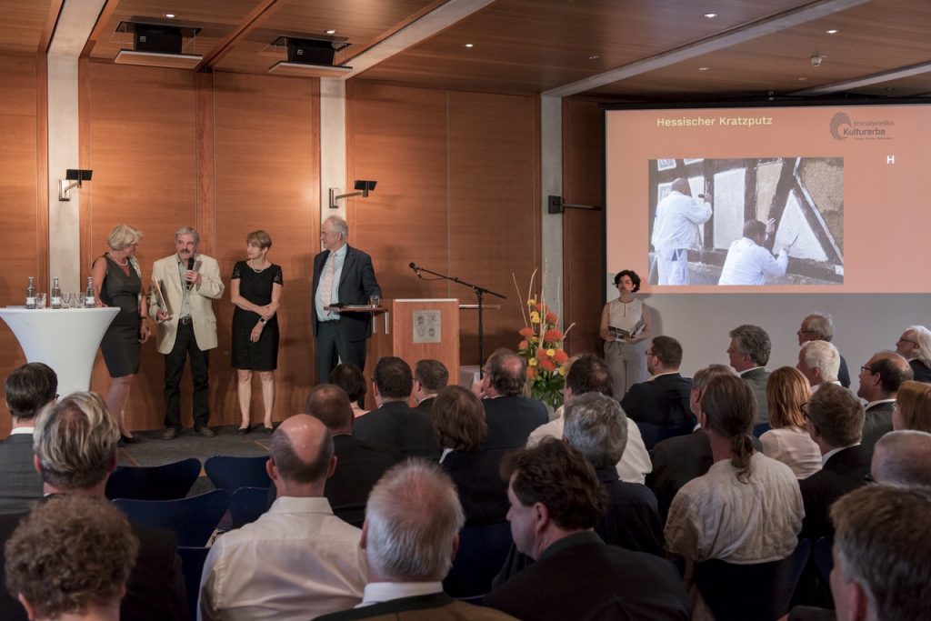 Bei der Urkundenverleihung von links nach rechts: Staatsministerin Prof. Monika Grütters, Tischlermeister Rainer Scherb, Kultusministerin Dr. Martina Münch, Prof. Christoph Wulf