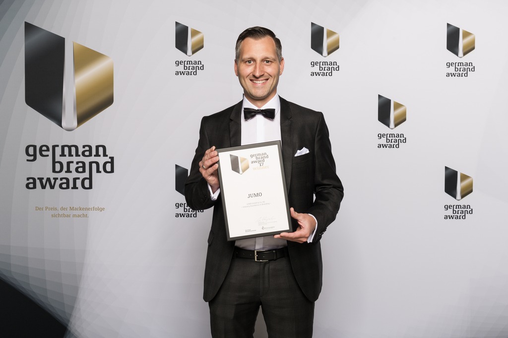 Für konsequente Markenführung und nachhaltige Markenkommunikation wurde JUMO mit einem „German Brand Award“ ausgezeichnet, der von Marketingleiter Michael Diegelmann in Empfang genommen wurde.