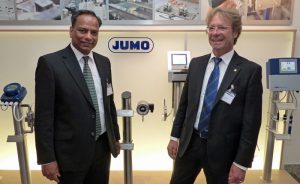 Der indische Vizekonsul Shri T. G. Ramesh (links) wurde bei einem Besuch in Fulda vom JUMO Business Development Manager Peer Hohage (rechts) über das Unternehmen und seine Produkte informiert.