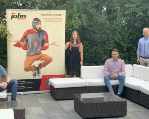 von links nach rechts: Jonas Eckam, Helen Röbig (Assistentin der Geschäftsführung), Lauritz Möller, Johann Goßmann (Ausbildungsleiter)