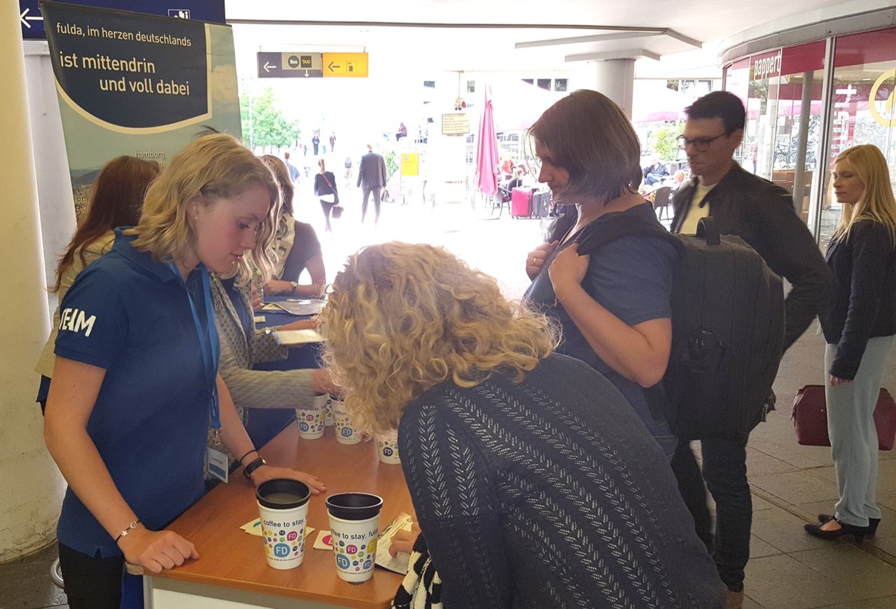 Der „coffee to stay“-Becher macht aus den Fuldaer Pendlern Botschafter der Region (Foto: Region Fulda GmbH)