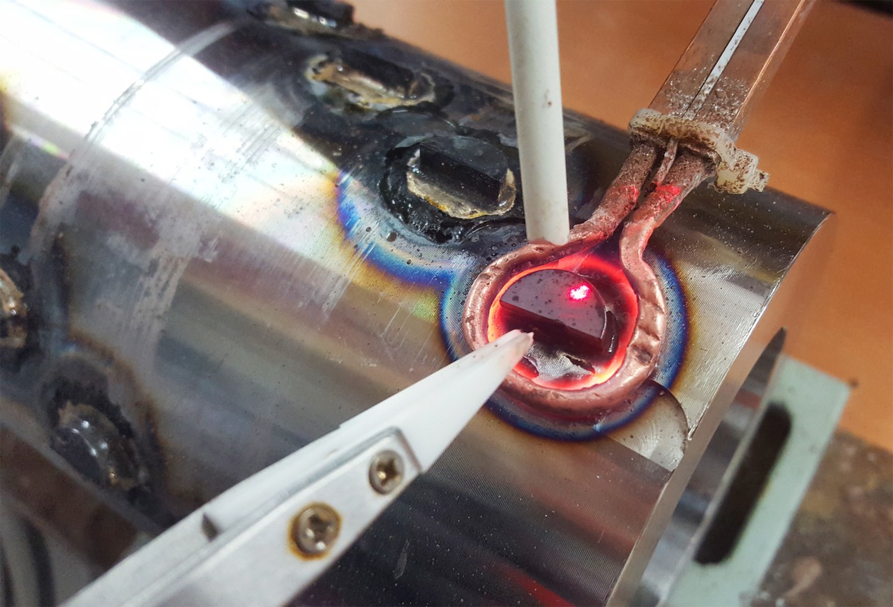 So sieht der Lötprozess aus, wenn die Polykristallinen Diamant auf den Werkzeugträger verlötet werden