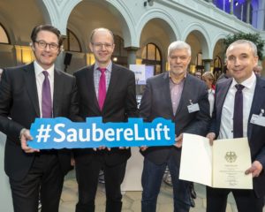 Gemeinsam für nachhaltige Mobilität: (v.li.) Verkehrsminister Andreas Scheuer, Michael Brand (Mitglied des Deutschen Bundestags), Martin Thaler (Stadtplanungsamt Fulda) und Thomas Lang (Verkehrsbetriebe der RhönEnergie Fulda)