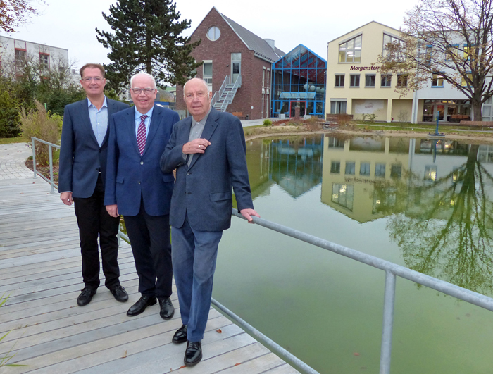 Michael Juchheim, Bernhard Juchheim und Wolfgang Gutberlet (von links) vor dem Morgensternhaus.