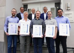 Fünf Mitarbeiter der Computer-L.A.N. GmbH feiern ihr Arbeitsjubiläum (Von l.: Markus Eischeid, Karin Maxand, Stephan Andert, Thorsten Keller, Johannes Greif. Hintere Reihe von l.: Geschäftsführung: Michael Haeuser, Oualid Nouri, Esmail Akbari)