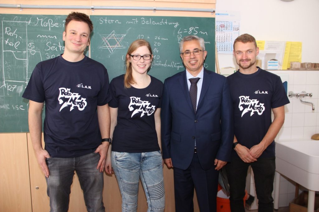 Christian Sauer (Leiter der Holzwerkstatt AG), Christiane Detig (Leiterin der Roboter AG), Esmail Akbari (L.A.N. Geschäftsführer), Benjamin Schug (Leiter der Roboter AG)