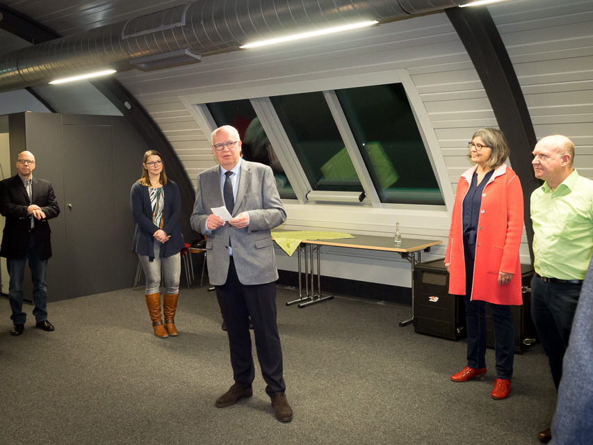 IHK-Präsident Bernhard Juchheim (3. v.l.), Vorsitzender des Engineering-High-Tech-Clusters, hebt in seiner Begrüßung die Bedeutung der Digitalisierung für alle Branchen hervor