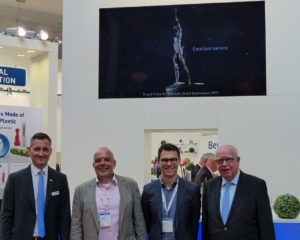 Zu Besuch auf dem Stand von JUMO. (von links) Marketingleiter Michael Diegelmann, Christoph Burkard, Christian Vey und Geschäftsführer Bernhard Juchheim.