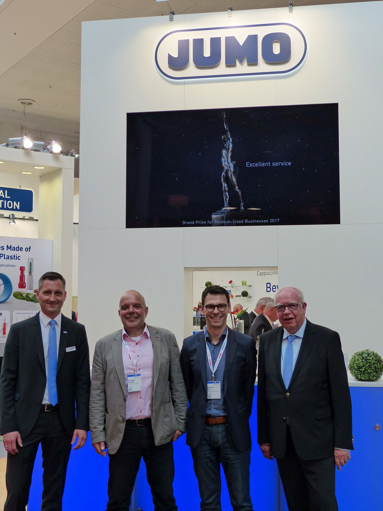 Zu Besuch auf dem Stand von JUMO. (von links) Marketingleiter Michael Diegelmann, Christoph Burkard, Christian Vey und Geschäftsführer Bernhard Juchheim.